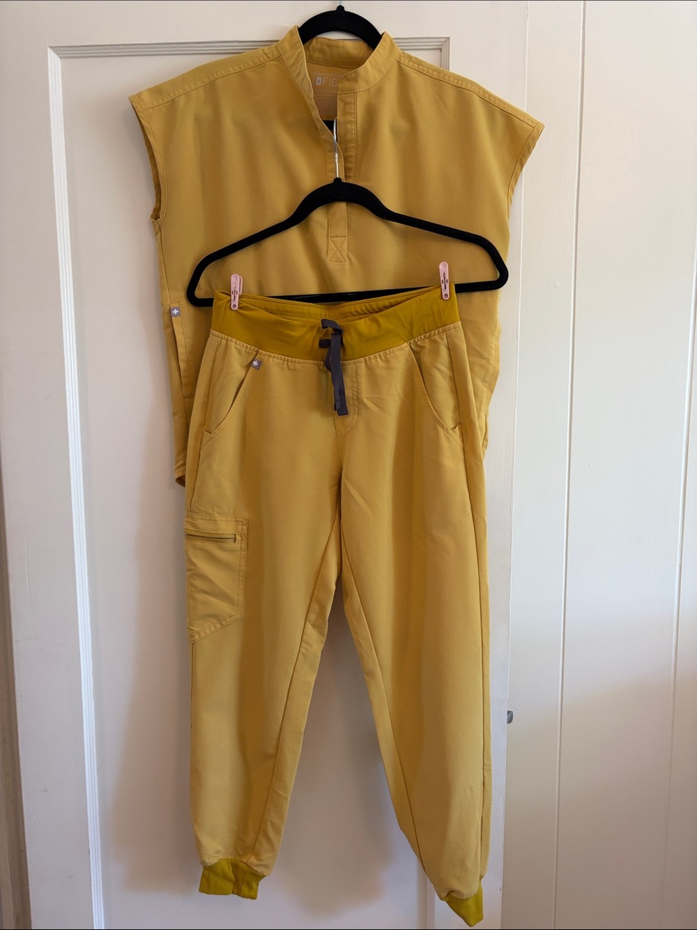 FIGS Scrub Set: Light Gold - Rafaela Top (XXS) + Zamora Jogger Pants (XSP)